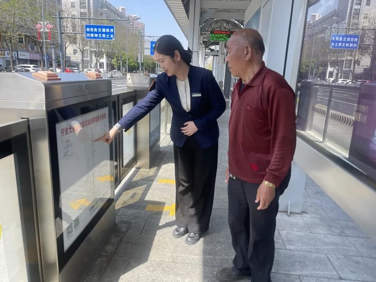 暖心服务保障出行,点滴善举传递文明